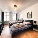 Zentrale Ferienwohnung Mit Parkplatz, 2 Schlafzimmern, Kueche, Waschmaschine & Balkon