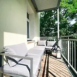 Zentrale Ferienwohnung Mit Parkplatz, 2 Schlafzimmern, Kueche, Waschmaschine & Balkon
