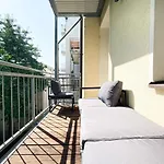 Zentrale Ferienwohnung Mit Parkplatz, 2 Schlafzimmern, Kueche, Waschmaschine & Balkon