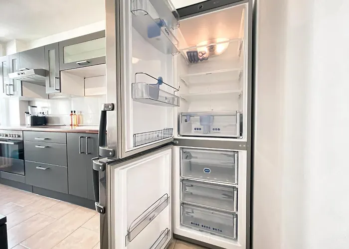 Zentrale Ferienwohnung Mit Parkplatz, 2 Schlafzimmern, Kueche, Waschmaschine & Balkon