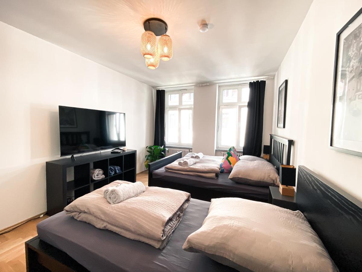 Zentrale Mit Parkplatz, 2 Schlafzimmern, Kueche, Waschmaschine & Balkon