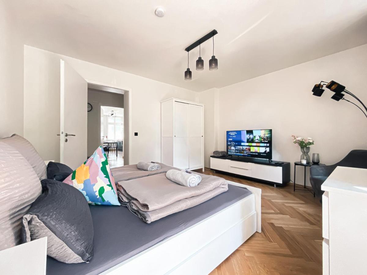 Zentrale Mit Parkplatz, 2 Schlafzimmern, Kueche, Waschmaschine & Balkon * Leipzig