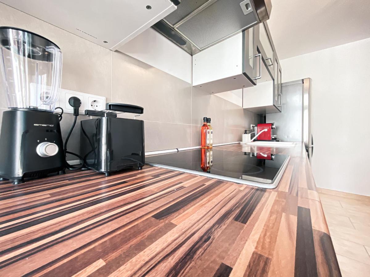 Apartment Zentrale Mit Parkplatz, 2 Schlafzimmern, Kueche, Waschmaschine & Balkon *