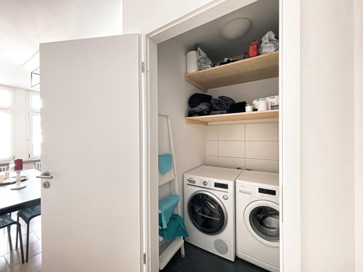 Zentrale Mit Parkplatz, 2 Schlafzimmern, Kueche, Waschmaschine & Balkon