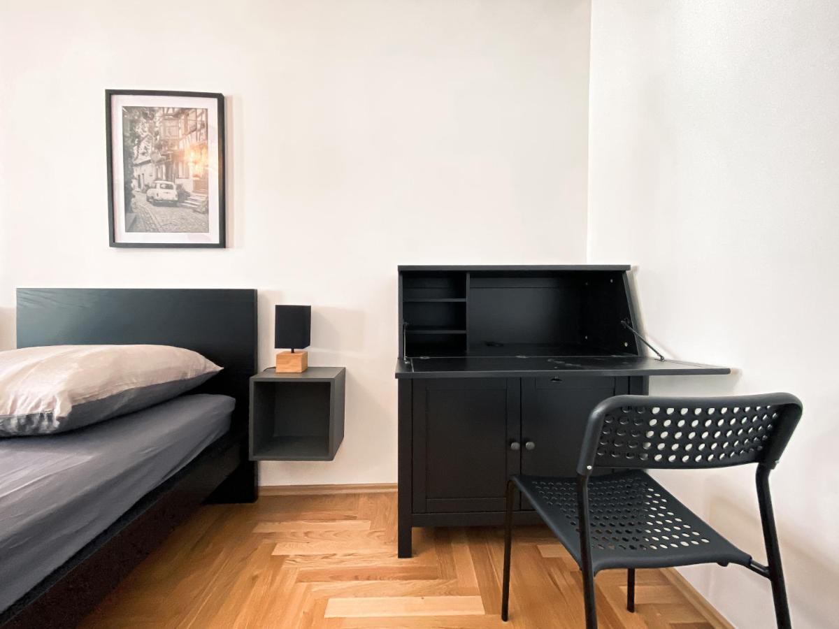Apartment Zentrale Mit Parkplatz, 2 Schlafzimmern, Kueche, Waschmaschine & Balkon *