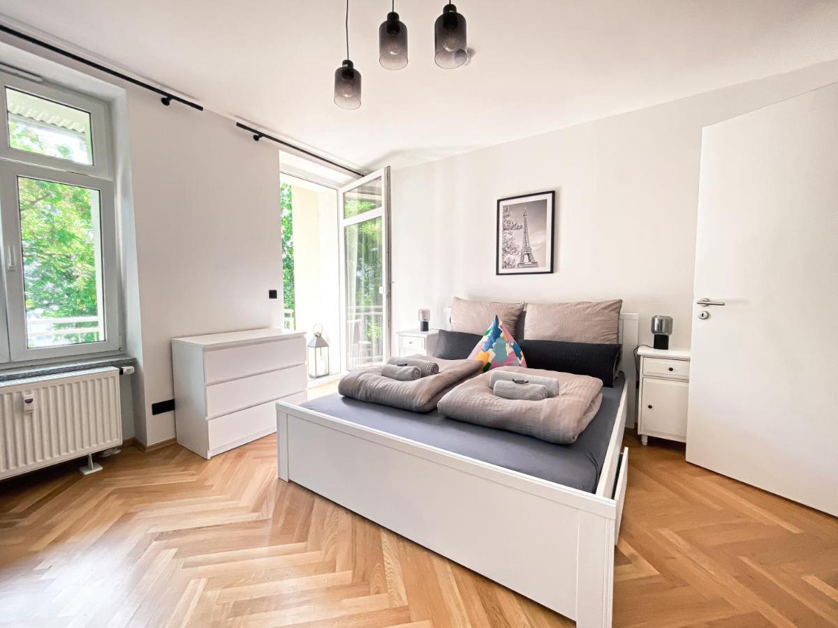 Zentrale Mit Parkplatz, 2 Schlafzimmern, Kueche, Waschmaschine & Balkon Apartment